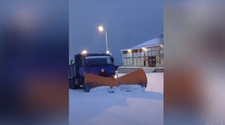 Yollar qardan təmizlənir, duz-qum səpən maşınlar işə salındı &ndash; VİDEO