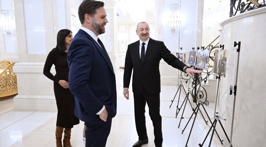 İlham Əliyev Vensə bu fotoları göstərdi &ndash; VİDEO