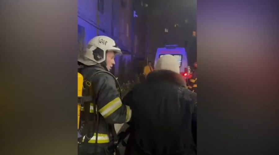 Lökbatanda yaşayış binası yanıb, sakinlər təxliyə olunub - VİDEO