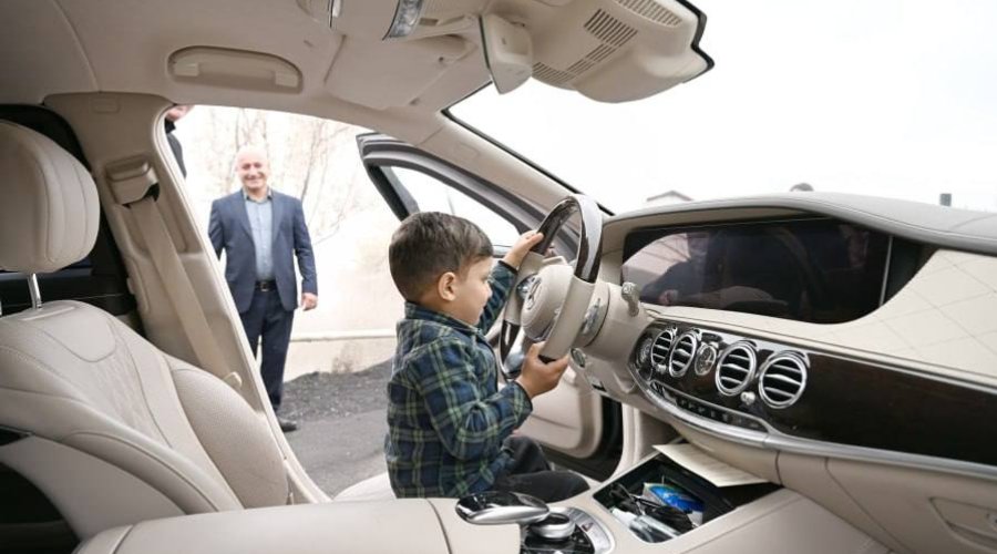 Balaca Xocavənd sakini Prezidentin avtomobilində sükan arxasında - FOTO/VİDEO