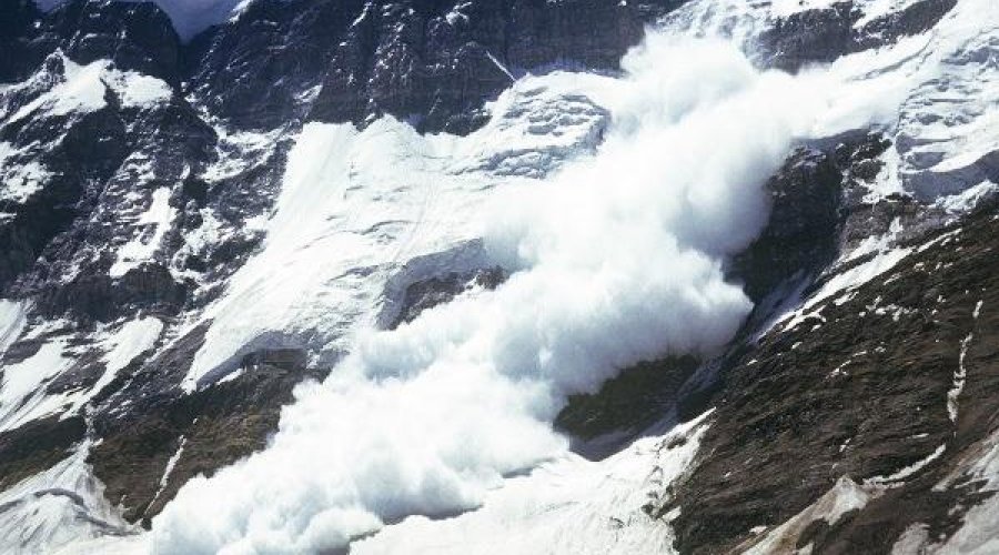 Toğanalı&ndash;Kəlbəcər&ndash;İstisu yolunda qar uçqunu: Hərəkət məhdudlaşdırıldı - VİDEO