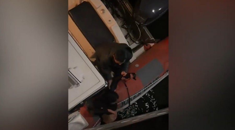 Bulvarda dənizdə batan qız belə xilas edildi &ndash; ANBAAN VİDEO