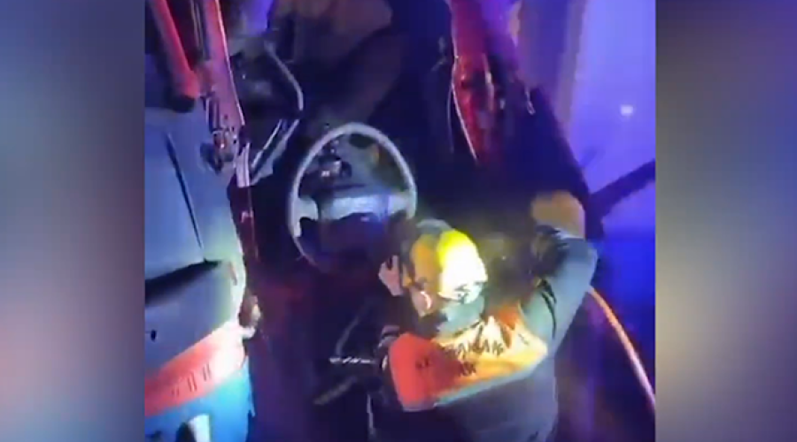 Qəzaya düşən sürücü belə xilas edildi &ndash; VİDEO