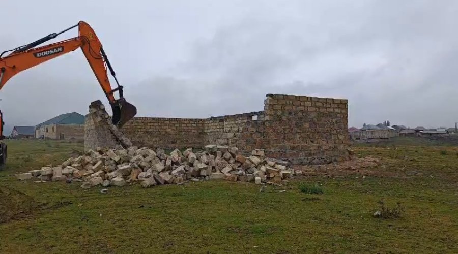 Gəncə və Göygöldə qanunsuz tikililər söküldü &ndash; FOTO/VİDEO