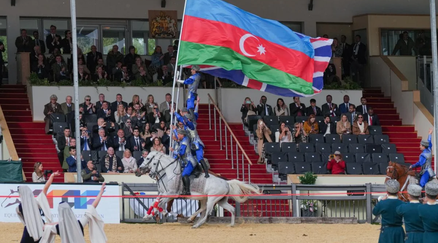 Kral III Çarlz Vindzorda Qarabağ atlarının şousunu izləyib - FOTO/VİDEO