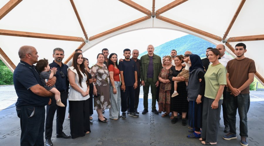 Prezident Kiçik Qaladərəsi kəndində sakinlərlə görüşdü &ndash; FOTO/VİDEO