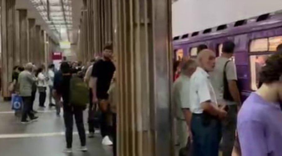 Bakı metrosunda NASAZLIQ &ndash; Qatarların hərəkəti dayandı - VİDEO